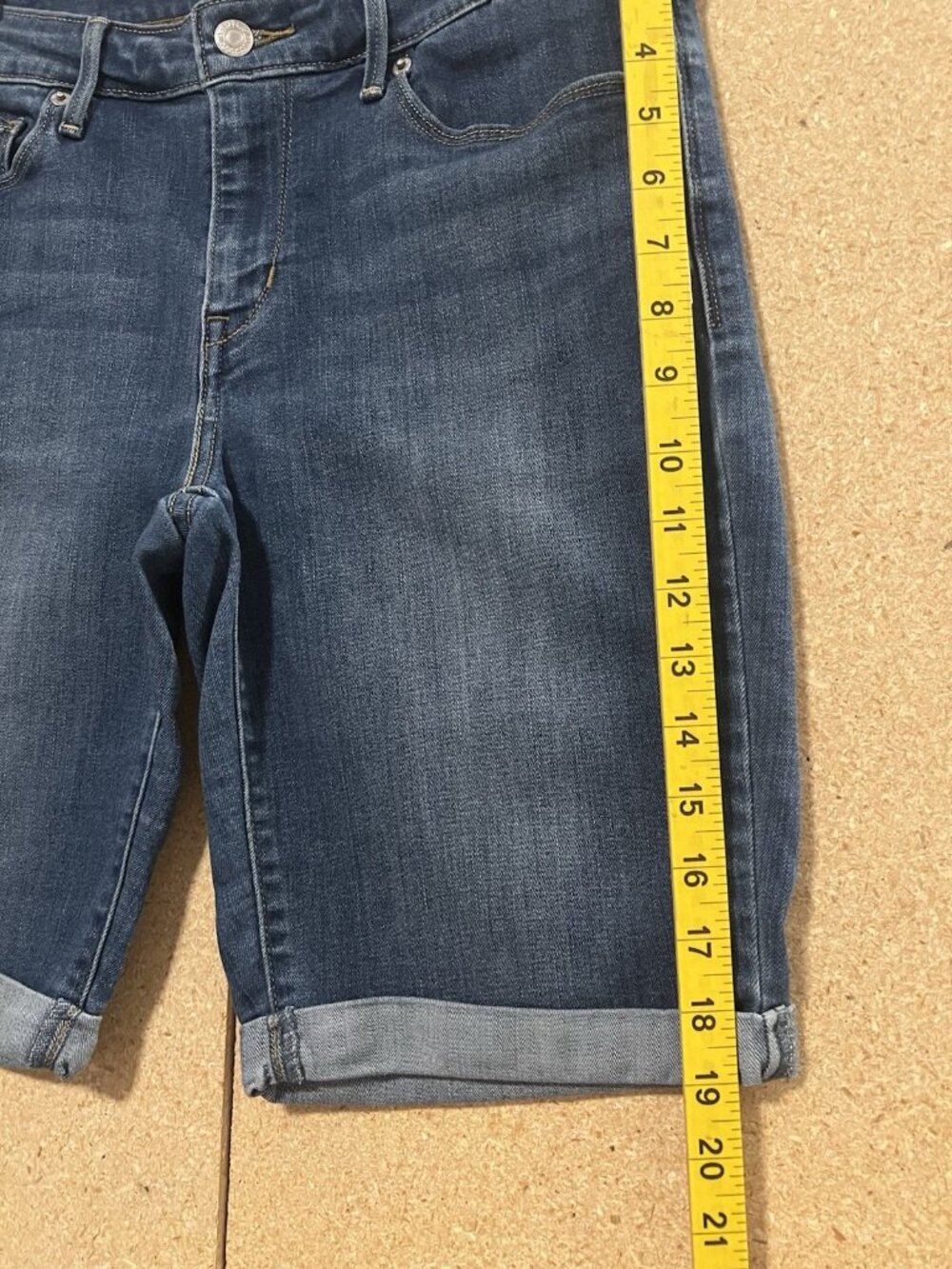 Levis Shorts Bermuda Women’s Size 29 Blue Denim Stretch Cuffed Mid Rise - Picture 7 of 13